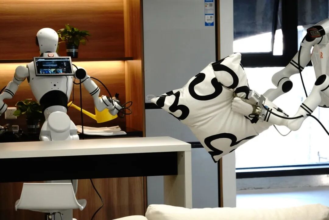 机器人学习做家务。（南方周末记者 梁婷/摄）