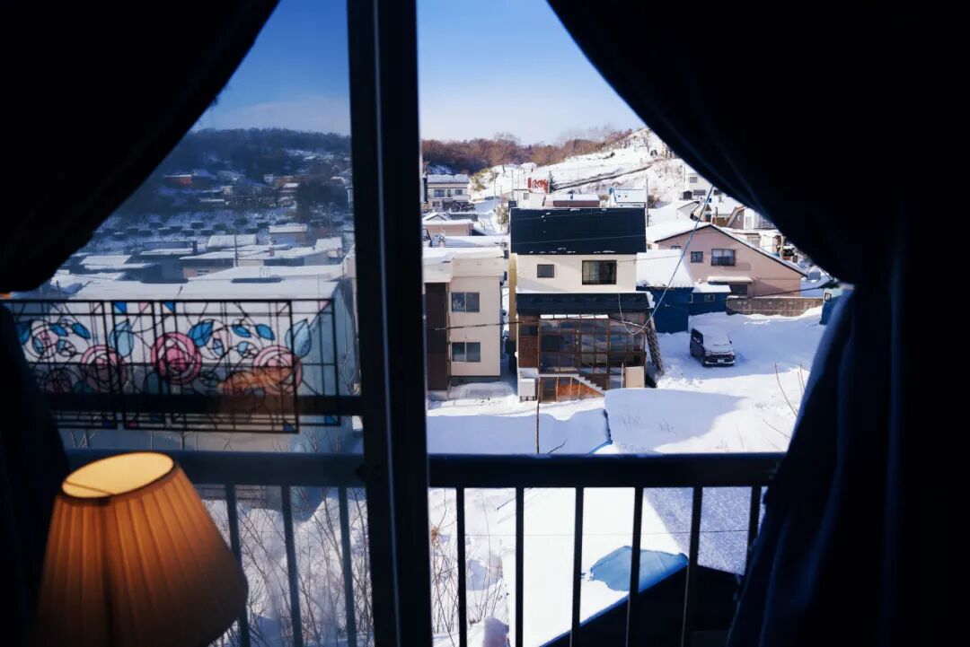 　　郑利泉见过太多“候鸟业主”的困窘。他回忆，曾经有一位中国买家，因为忘记冬天过来铲雪，积雪压塌了邻居家的围墙，引发了一场不小的纠纷。（受访者尼鹿供图）