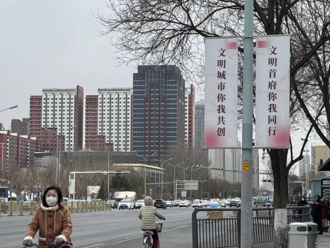 ▲ 呼和浩特城市的道路两边，随处可见有关创建全国文明城市的标语。（南方周末记者李桂 / 摄）