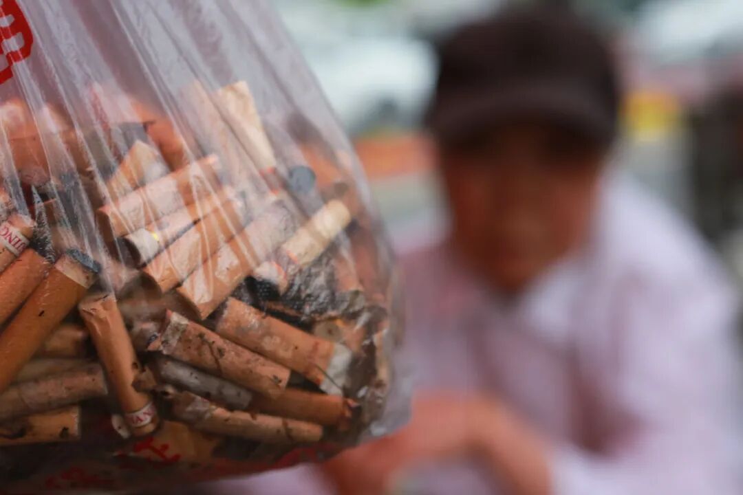 2020年5月29日，江苏淮安洪泽区开展捡烟头兑换物品活动，助力创建全国文明城市。（视觉中国 / 图）