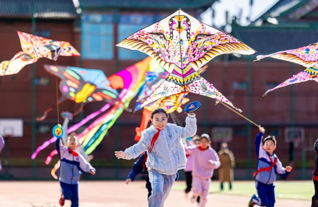 2025年4月2日，呼和浩特市玉泉区通顺街小学的学生在放飞纸鸢。（视觉中国 / 图）