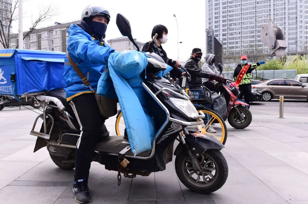 2020年4月26日，沈阳举行“创建文明城 志愿者在行动”系列活动。（视觉中国 / 图）