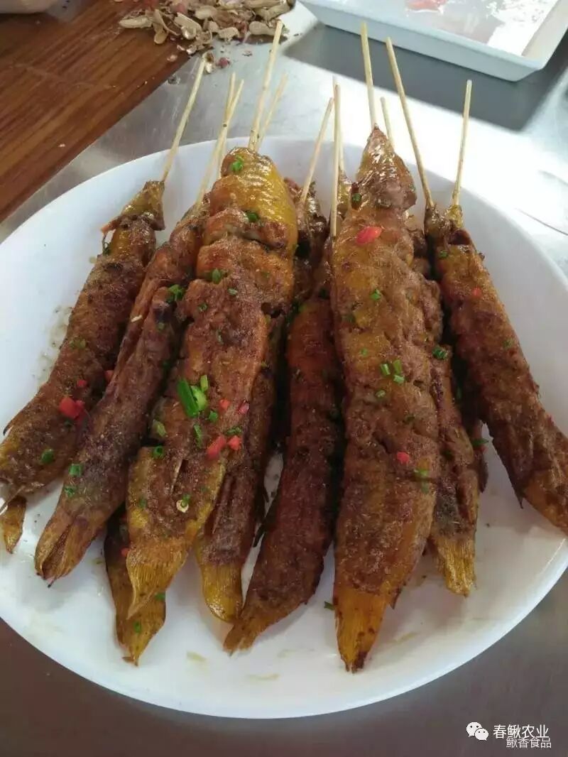 直接烧烤 适用于泥鳅串或一品泥鳅穿串后 在鳅身上划几刀,上烤炉烤,烤