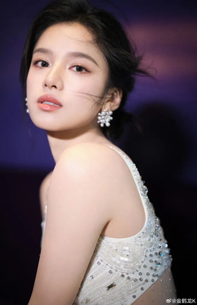 赵露思近照曝光!内娱普女脸变豪门千金颜?