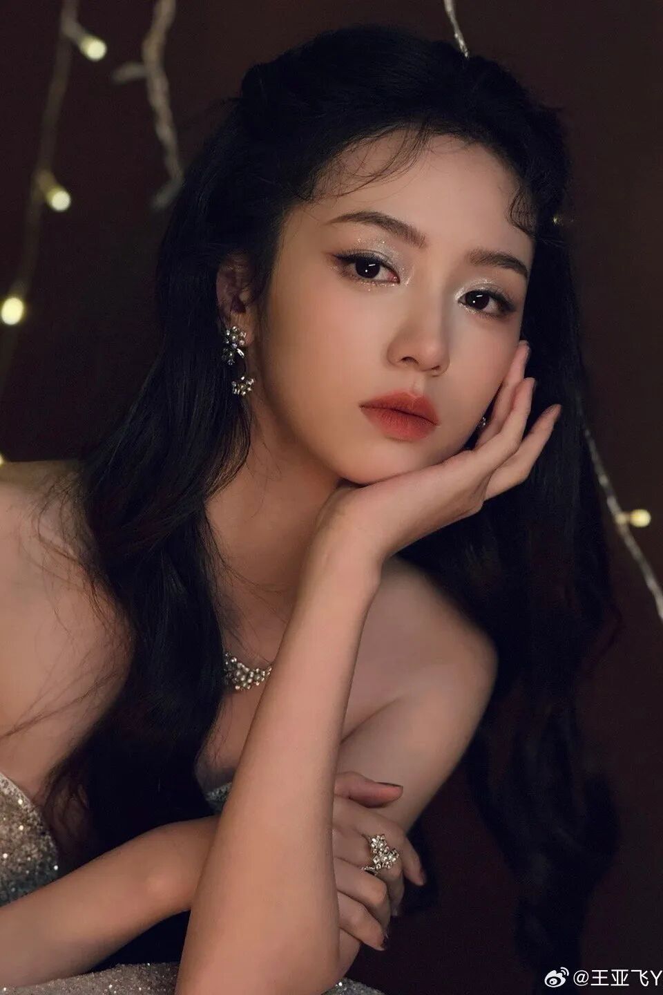 赵露思近照曝光!内娱普女脸变豪门千金颜?