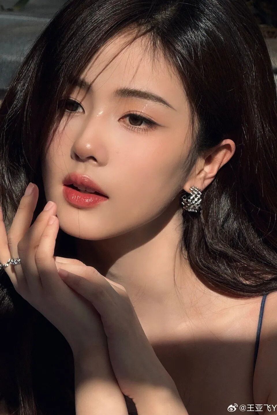 赵露思近照曝光!内娱普女脸变豪门千金颜?