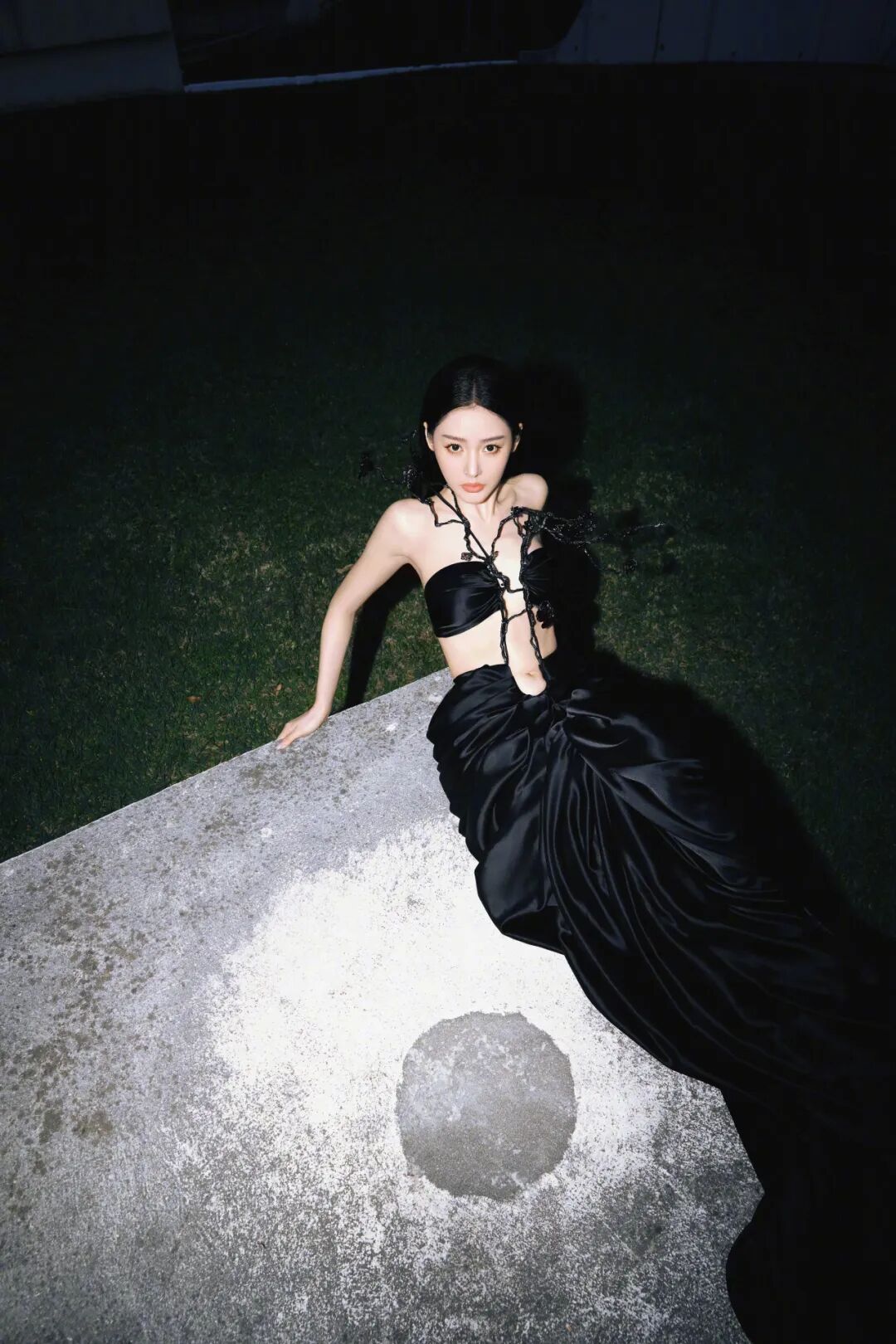 戛纳红毯变网红发癫会?网友:这下脸丢到国际去!