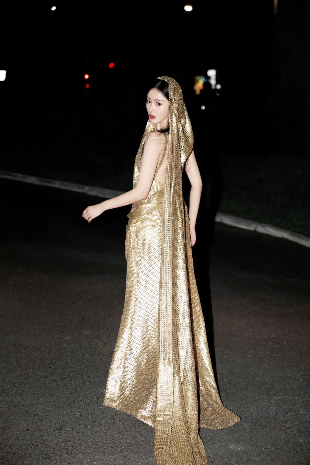 戛纳红毯变网红发癫会?网友:这下脸丢到国际去!