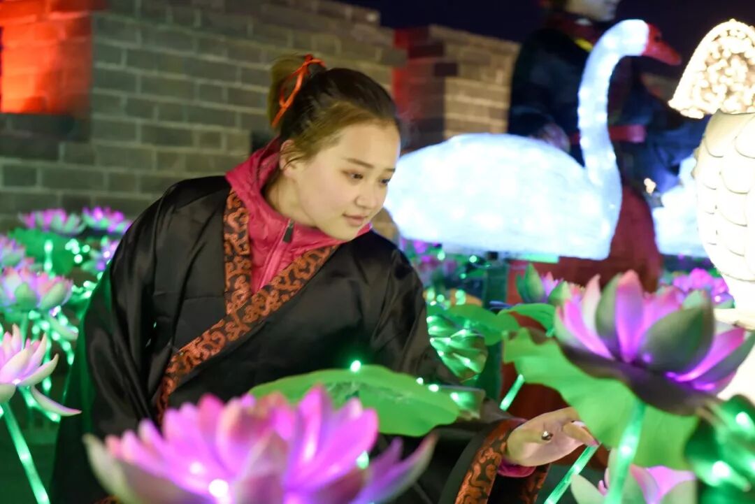 城墙上演穿越剧 汉服少女扮美古都灯会