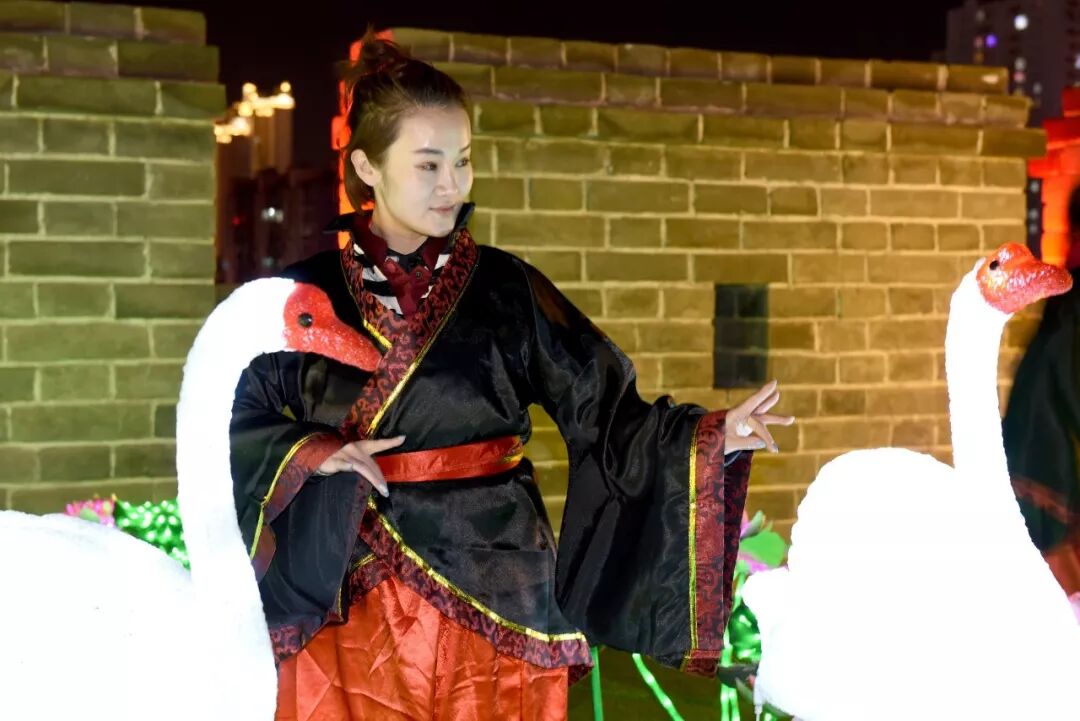 城墙上演穿越剧 汉服少女扮美古都灯会