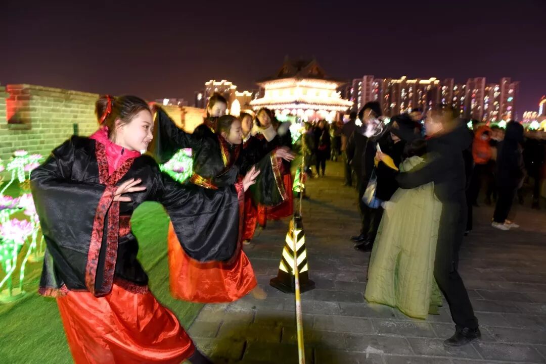 城墙上演穿越剧 汉服少女扮美古都灯会