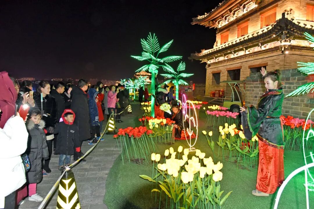 城墙上演穿越剧 汉服少女扮美古都灯会