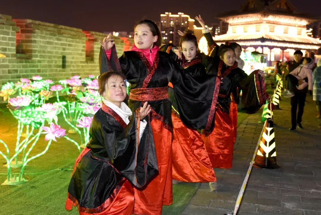 城墙上演穿越剧 汉服少女扮美古都灯会