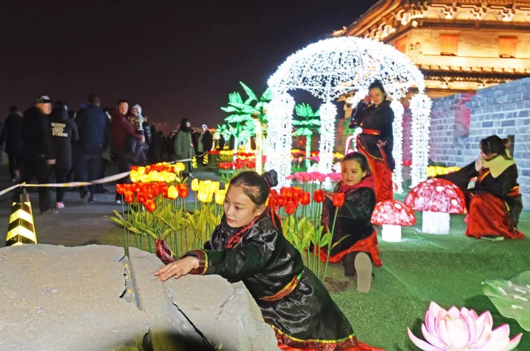 城墙上演穿越剧 汉服少女扮美古都灯会