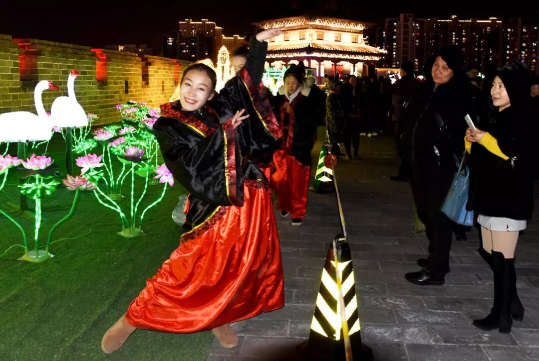 城墙上演穿越剧 汉服少女扮美古都灯会