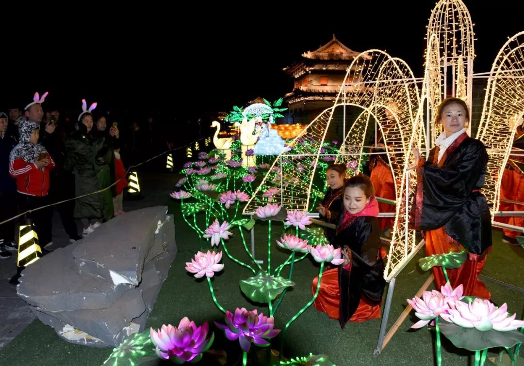 城墙上演穿越剧 汉服少女扮美古都灯会