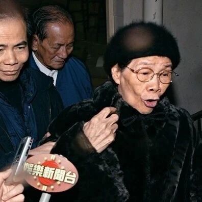 梅艳芳母亲100岁生日,豪宅吃大餐精神抖擞
