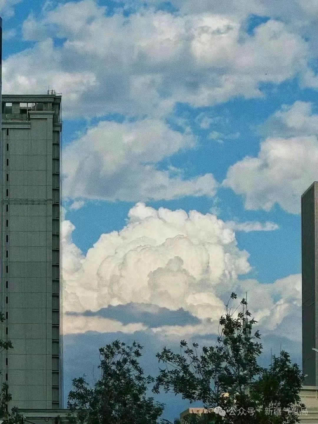 【新疆气象局】首府天气｜南郊、山区成“天气剧场”，短时强对流常来客串，请游客朋友们提前防范！