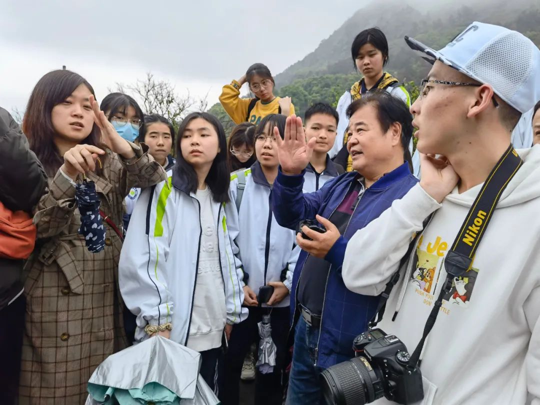 透明火山玻璃岩_火山岩_火山喷出的是什么岩