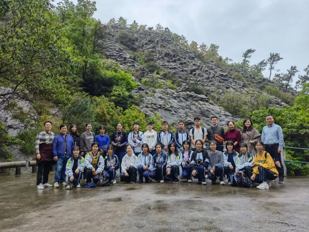 火山喷出的是什么岩_火山岩_透明火山玻璃岩