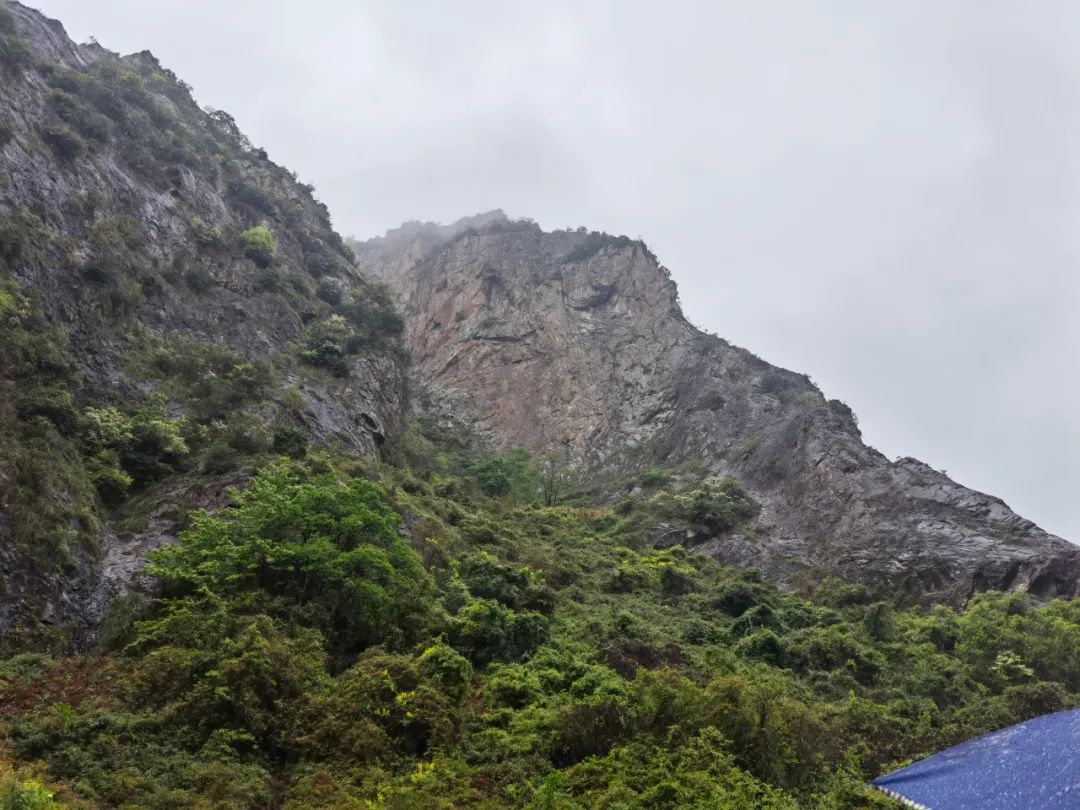 火山岩_透明火山玻璃岩_火山喷出的是什么岩