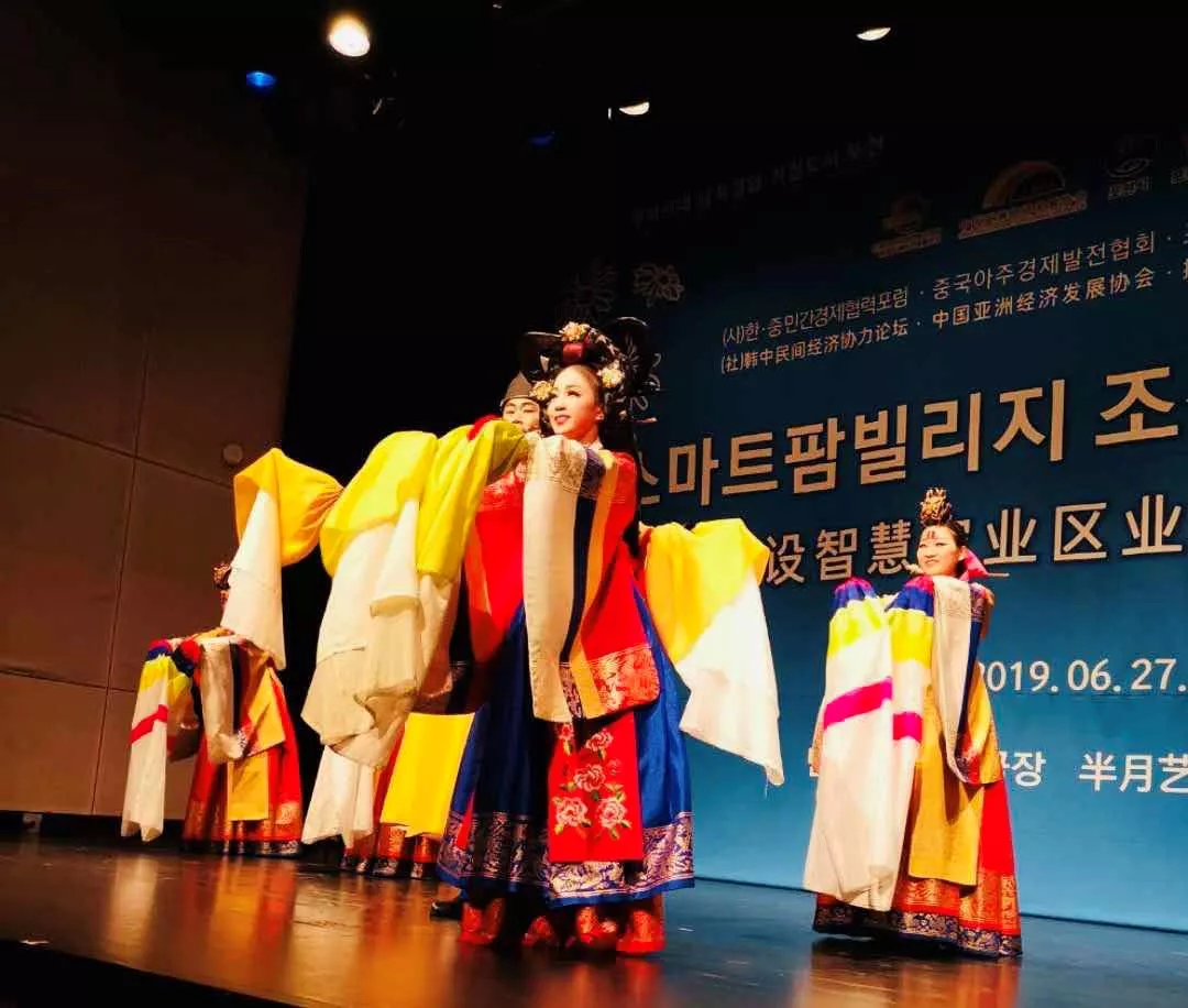 “第六届中韩企业家合作展望论坛”在首尔隆重举行 “第六届中韩企业家合作展望论坛”在首尔隆重举行