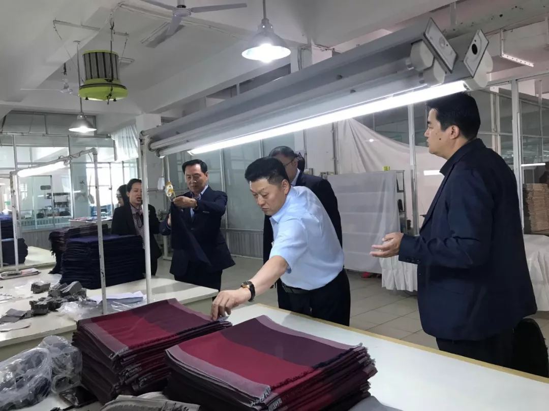 中亚协领导陪同朝鲜驻华大使馆金京永公使一行考察内蒙巴彦淖尔市、维信羊绒集团 中亚协领导陪同朝鲜驻华大使馆金京永公使一行考察内蒙巴彦淖尔市、维信羊绒集团