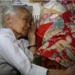 96岁越南老妇，60年来抱着日军衣物睡觉，儿子对此恨骂不绝