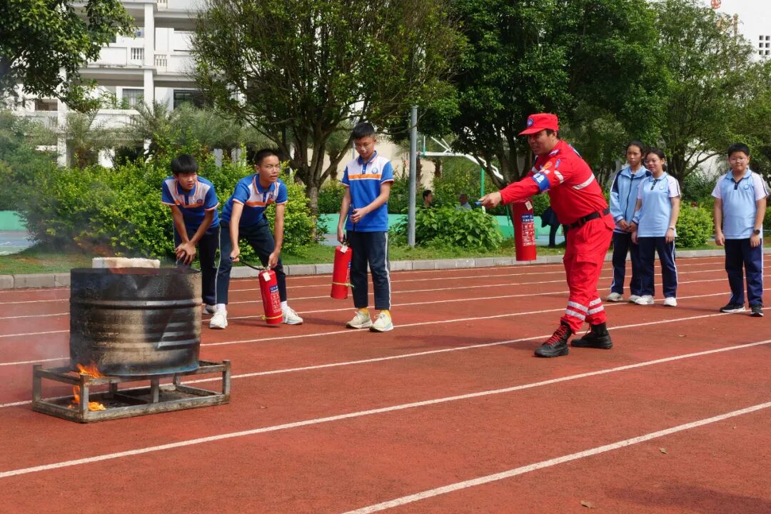 活动中,来自各单位的授课人员结合真实案例为阳朔镇第二中学全体师生