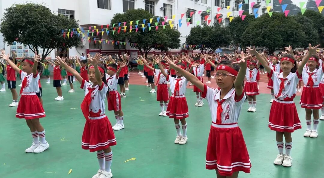 挑战自我超越梦想阳朔县实验小学第二十届校运会开幕
