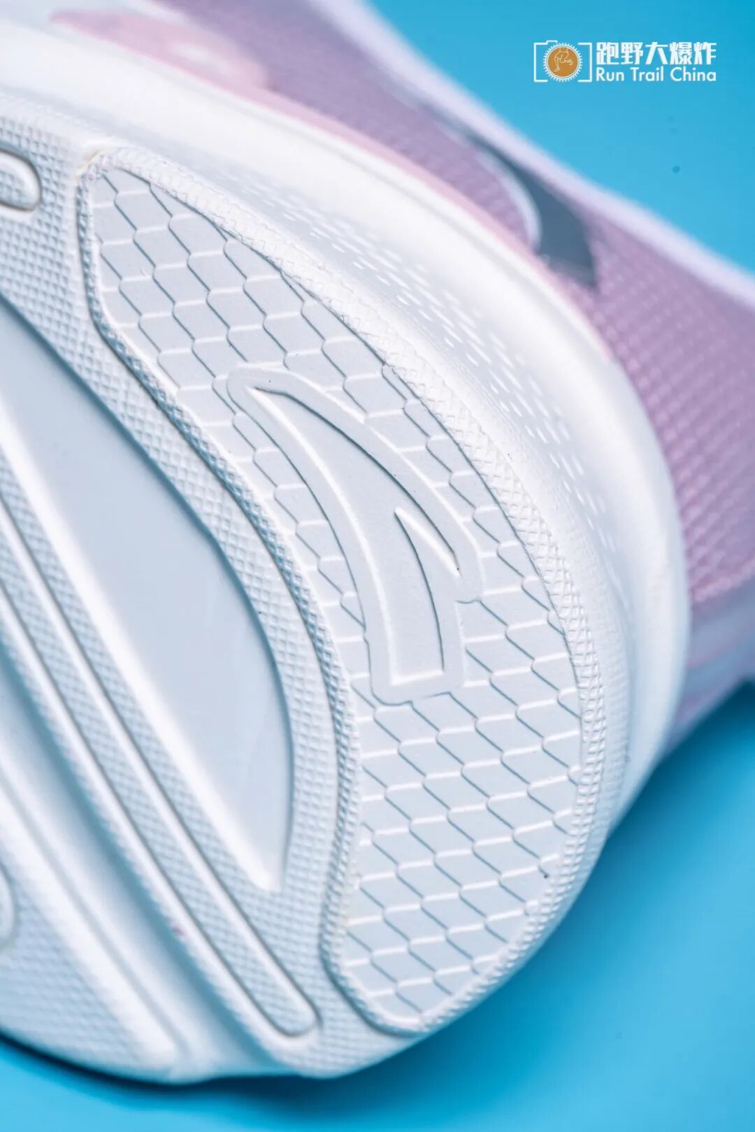 视频 | 安踏 FLASHLITE 2.0 超轻风味是什么味儿