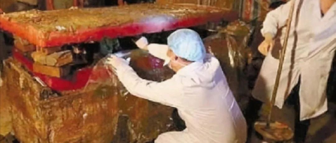 内蒙古发现巨大红棺，棺内有一具女尸，专家..