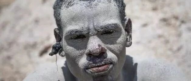 在"地狱之眼"工作的采盐人，五官被严重侵蚀！一天能挣60元人民币