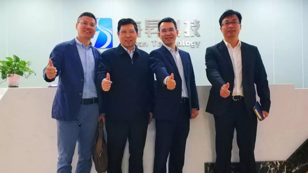 公司董事长欧阳滨,广州国际企业孵化器副总经理周四海等随行参与交流