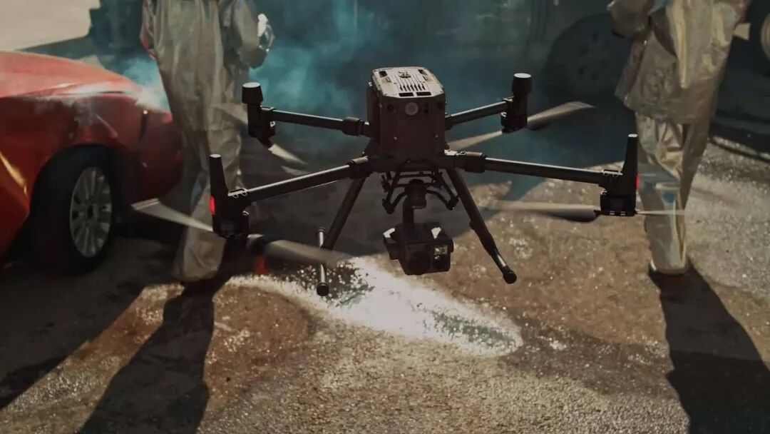 除了空中搜救,无人机还被应用在灾情侦察,灾情监测,抛投物资等一线