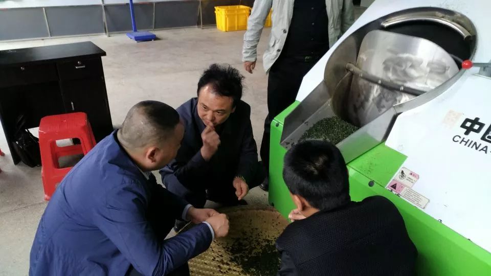 袁纯江深入沙子坡镇指导脱贫攻坚和基层党建工作