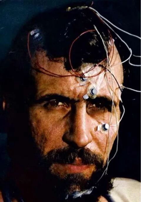 挫败感让他感到窒息,一度想要以自杀了结,还好最后因为挂念父母而作罢