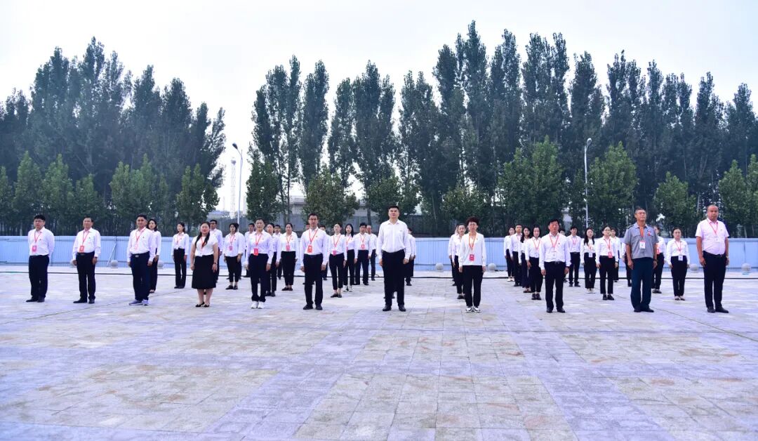 庆祝新中国成立72周年！集团邯郸金田阳光城举行升国旗仪式