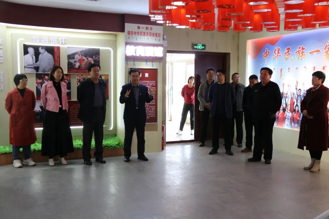 市蒙古族中学领导班子在学校教育综合馆进行现场体验式学习