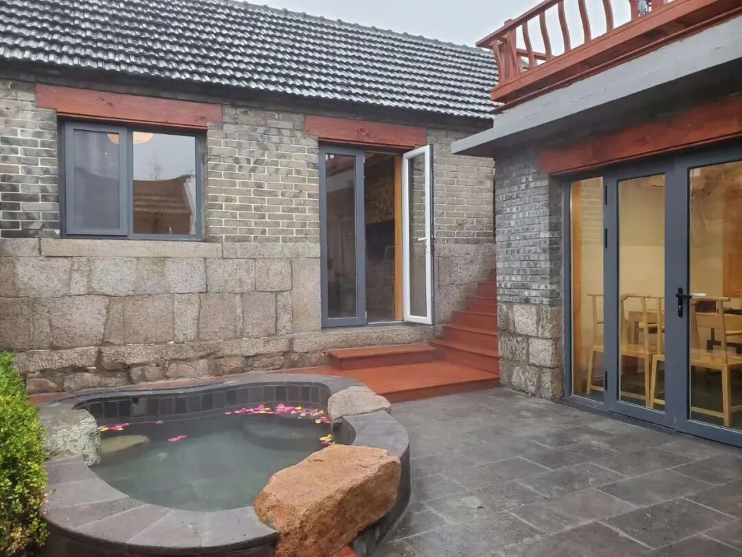 藏不住了威海市高村镇民宿集聚区的温泉民宿太暖和了