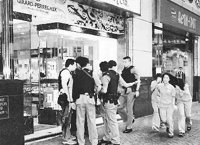 2分钟抢1300万！香港闹市突发持枪抢劫（视频/图） - 25