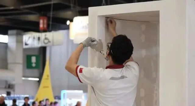 刮腻子”刮成世界冠军！这个00后小伙，太赞！