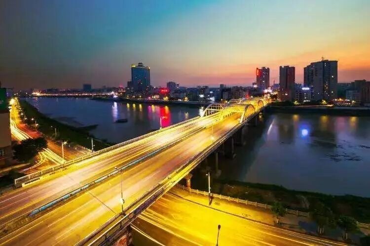 目前,化州市境内干线公路比例低,南北向主要依靠省道s284线和省道s285