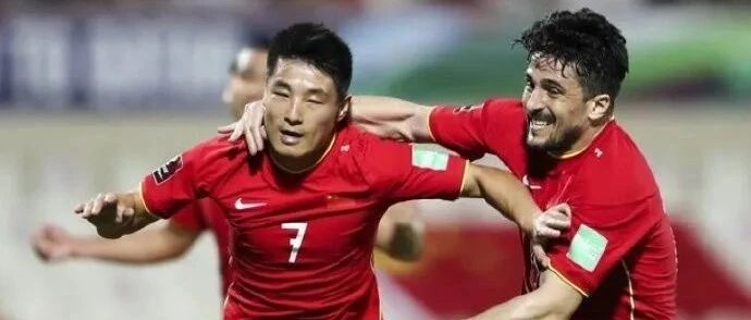 1-1！国足拼下1分，徐新任意球造点，武磊打入第12球无愧大腿