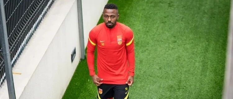 国足再出闹剧！费南多家中有事返回巴西，国足怎一个乱字了得