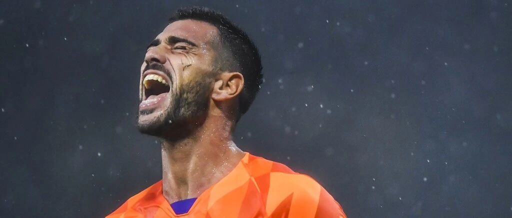 佩莱赛季首球刘彬彬破门！鲁能2-0佳兆业，裁判离奇判罚引众怒