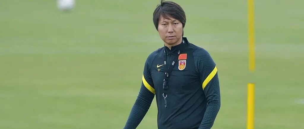 国足全队返回国内，国脚21天后归队，李铁怼天怼地引公愤