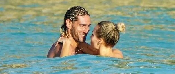 泰山队动态：费莱尼与女友甜蜜度假，莫伊塞斯晒幸福聚餐照