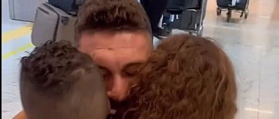 莫伊塞斯回到巴西，紧紧拥抱儿子女儿，一人一块金牌太暖了