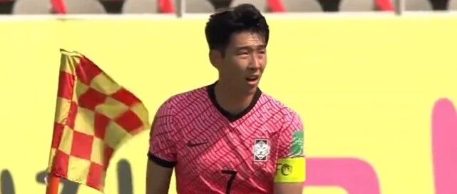 主要竞争对手输球，国足一只脚迈进12强